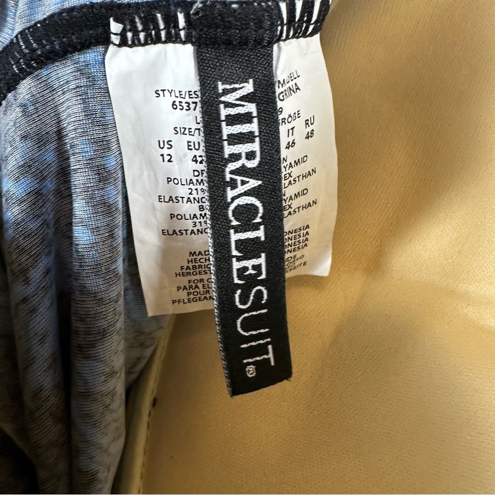 Miraclesuit Peregrina One Piece Shaping Swimsuit Snakeskin Boa Blues 12 NWT - Picture 10 of 12